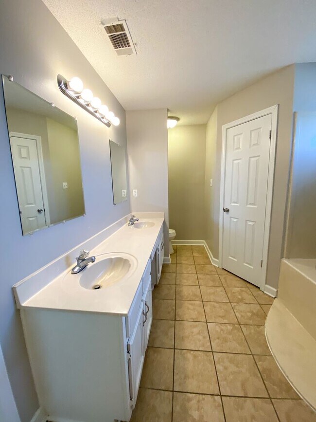 Building Photo - 3 bed, 2 bath home with wonderful curb appeal near N. Germantown Pkwy / $250 Gift card if move in...