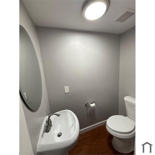Building Photo - 3 Bedroom Housing Voucher Accepted