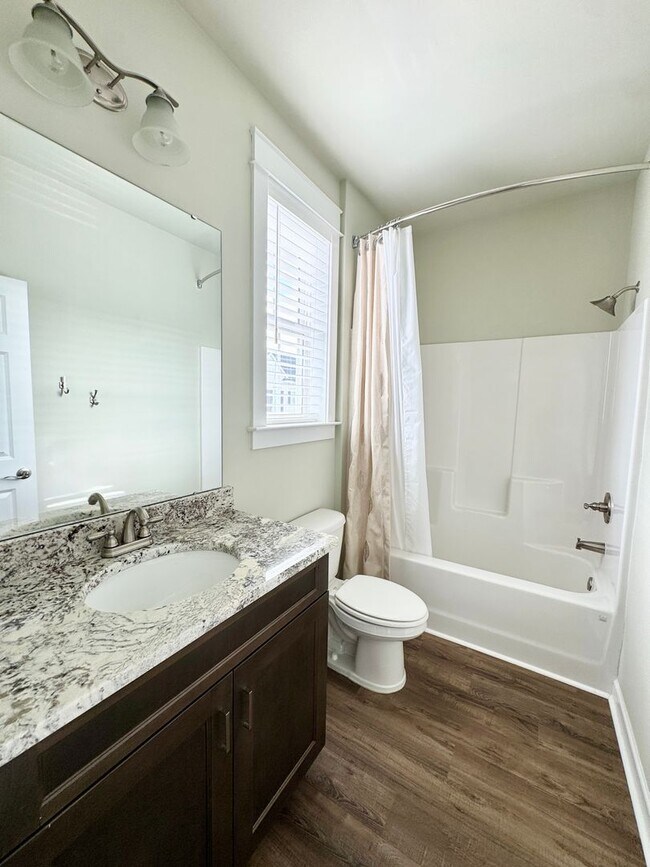 Building Photo - Upscale Townhome in Market Common! MOVE-IN READY!