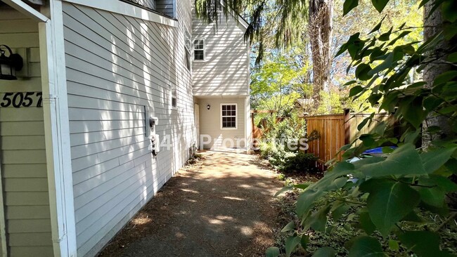 Building Photo - Townhome in Raleigh Hills - 2 Bedroom Suit...