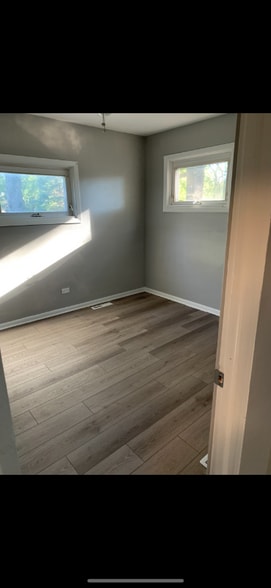 Building Photo - 100 W George St