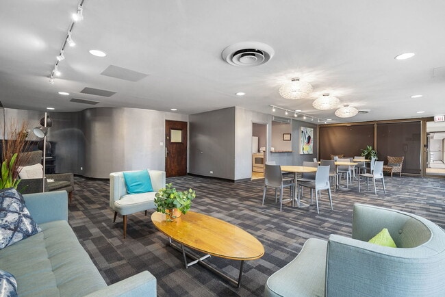 Building Photo - 4343 N Clarendon Ave