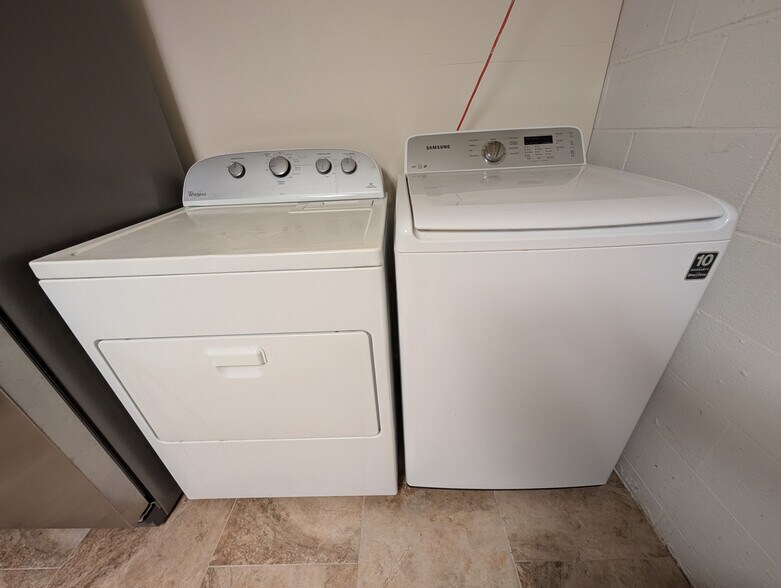 Building Photo - Room in House on Ranson Rd