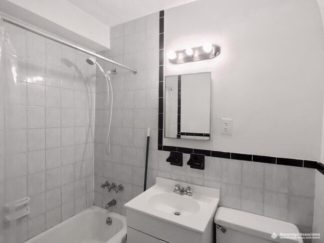 Building Photo - 260 W 27th St
