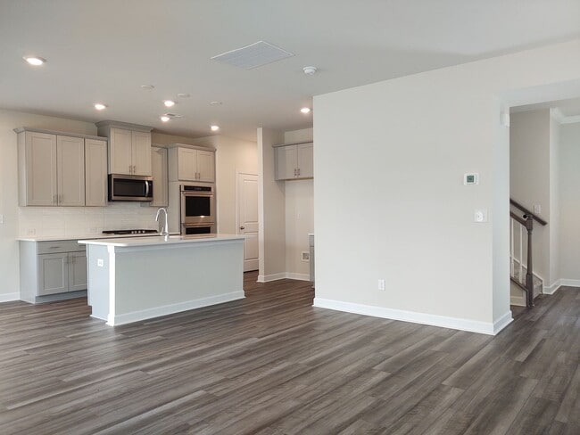 Building Photo - Beautiful, Pristine move in ready home loc...