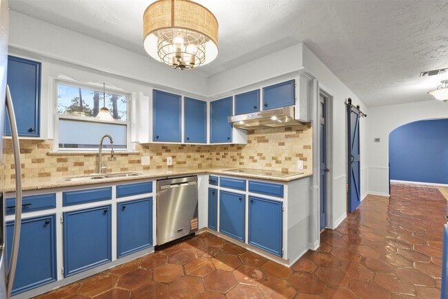 Building Photo - 3838 Glenheather Dr