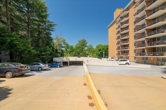 Building Photo - Sophisticated High-Rise Living in Prime Arlington Location