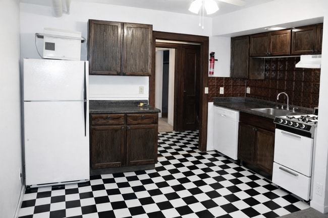 Interior Photo - 718-4TH