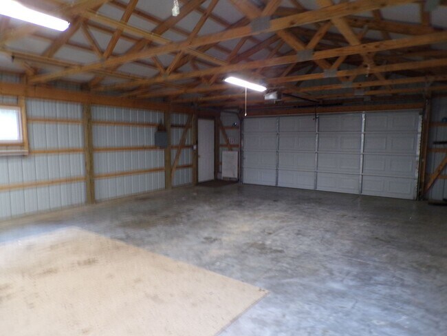 Building Photo - Unique 2 Bed 2.5 Bath Country Home!