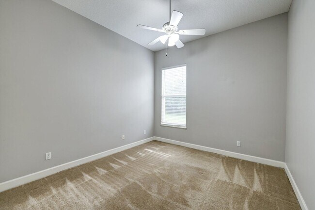 Building Photo - 833 SW Vineland Ct