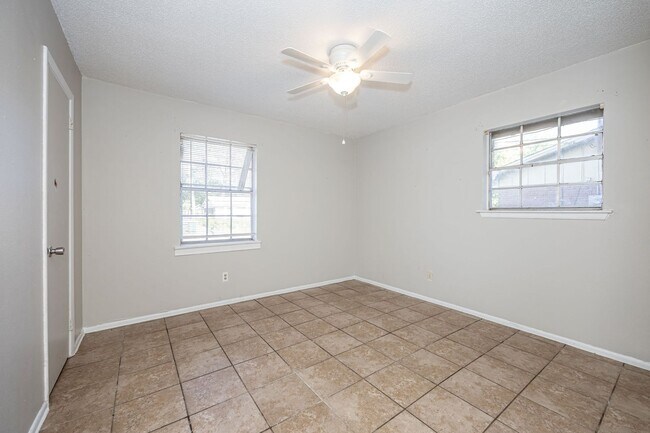 Building Photo - 5612 Rose Dr