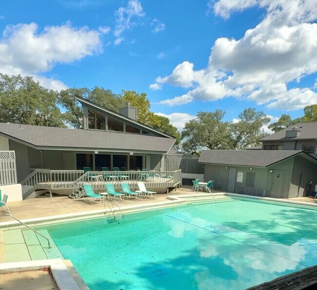 Building Photo - 2 Bedroom, 2.5 Bath Townhome with Easy Acc...
