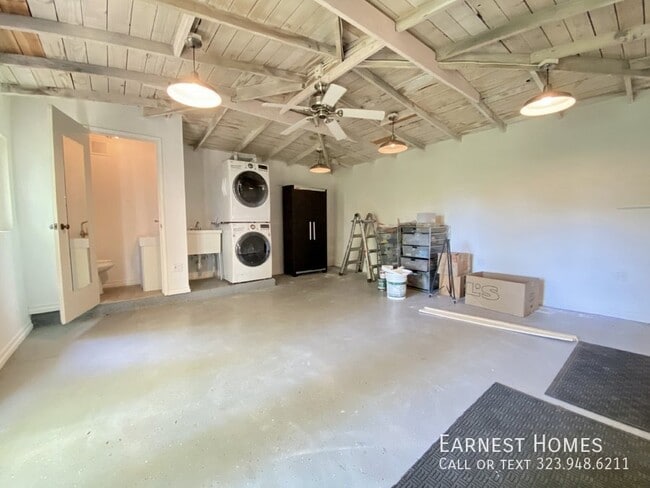 Building Photo - 2736 Hollyridge Dr