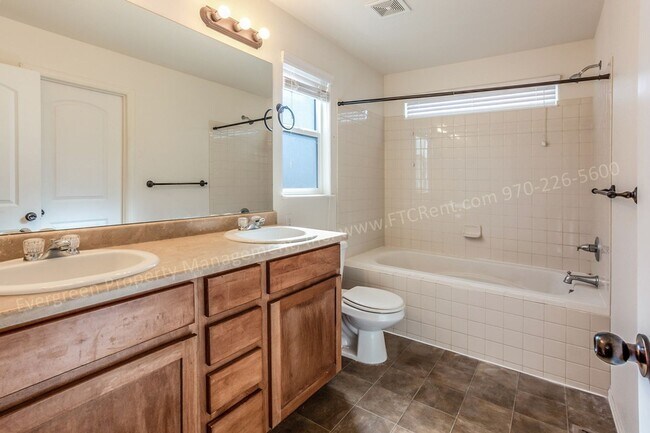 Building Photo - Beautiful 4 Bedroom in Windsor East!