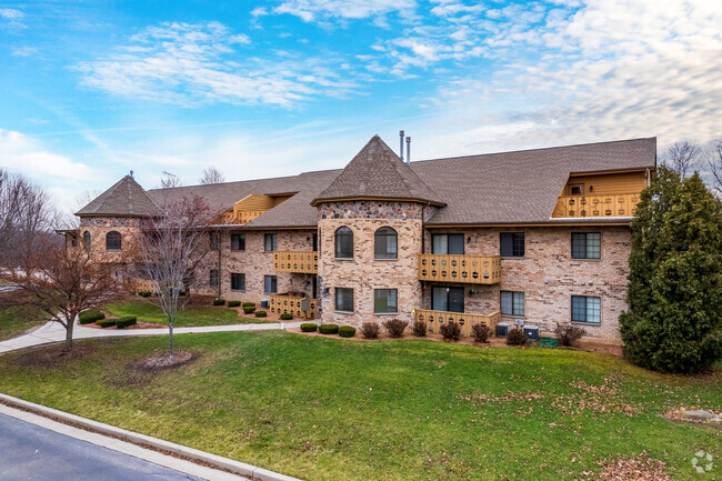 Building Photo - Parkwood Lake Apartments