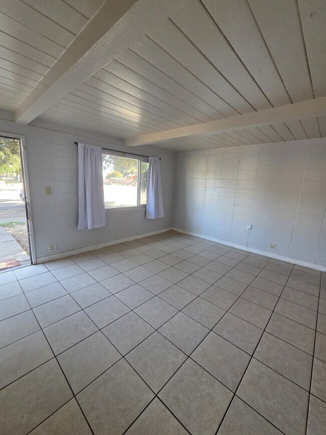 Building Photo - 3 E San Joaquin St