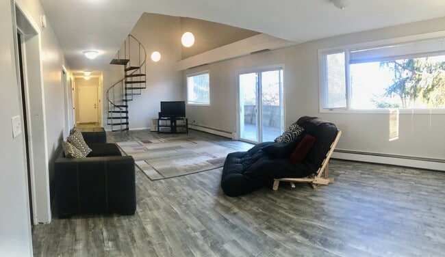 Building Photo - 648 -702 Hudson St