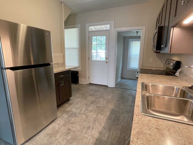 Building Photo - 113-115 E Main Street