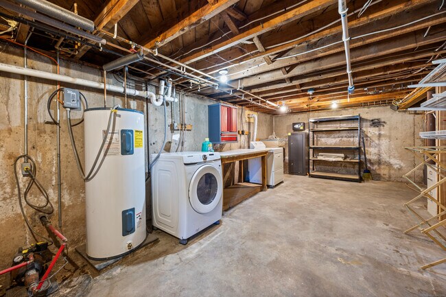 Building Photo - 159 E Johnson Ave