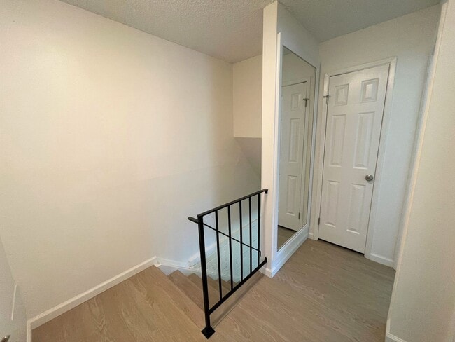 Building Photo - Remodeled 2+1 Townhome in Villa Ventura