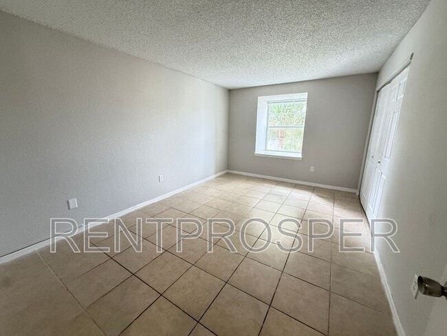 Building Photo - 4031 Versailles Dr