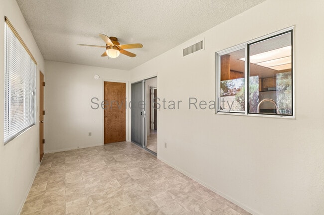 Building Photo - 4938 E Earll Dr