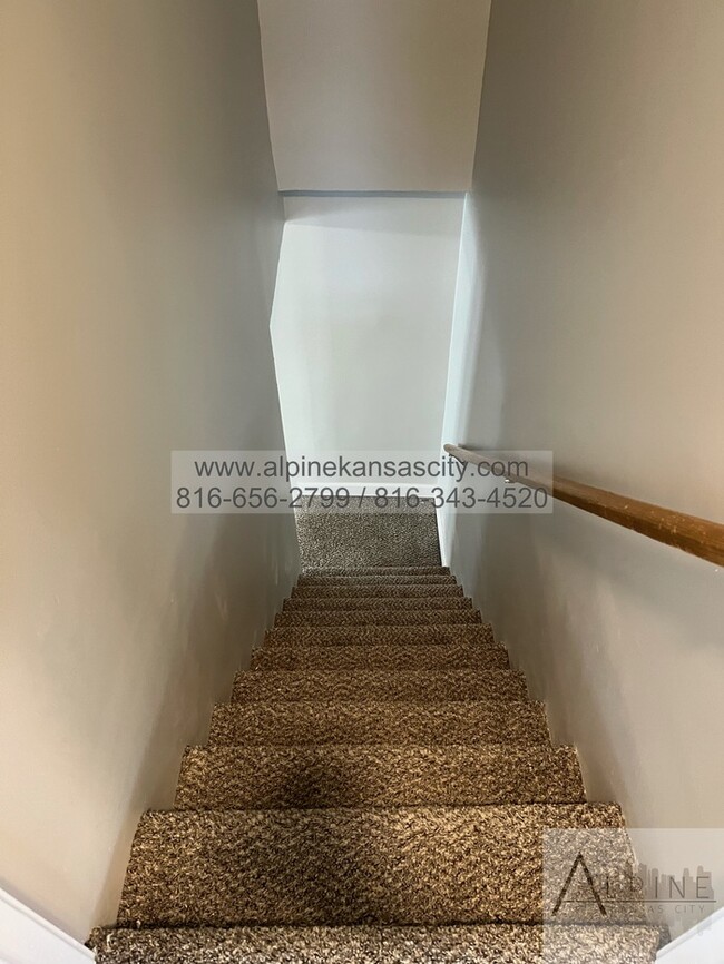 Building Photo - Spacious Upstairs Loft!