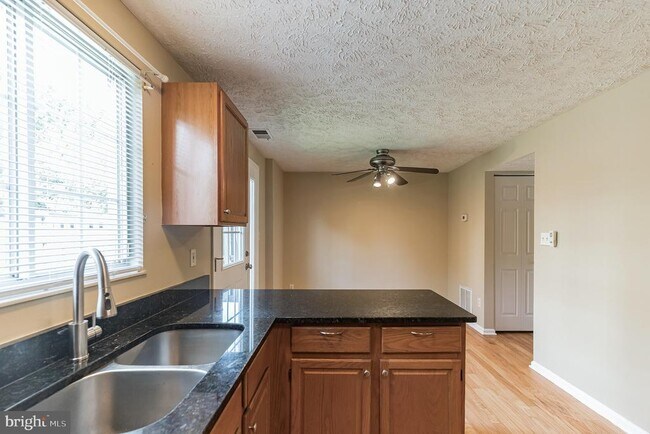 Building Photo - 6302 Betsy Ross Ct