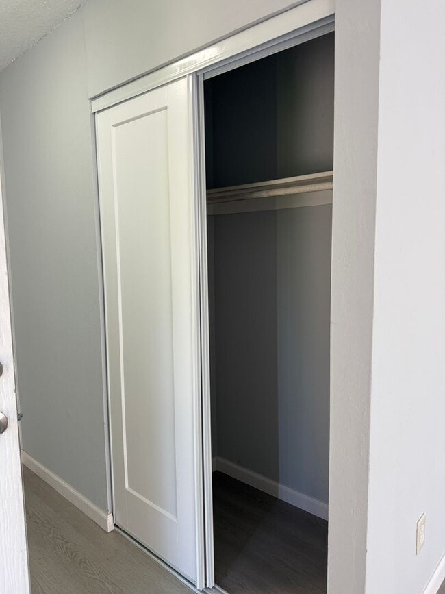 Building Photo - 2 bedroom / 1 bath