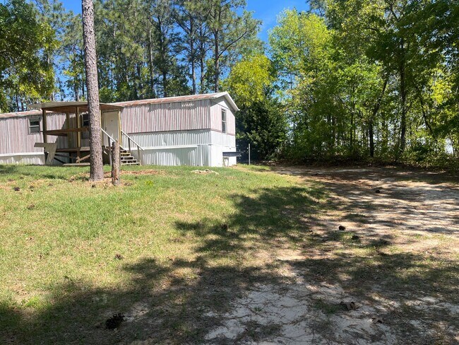 Building Photo - 3 Bed, 1 Bath Trailer