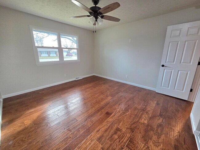 Building Photo - 213 W Aven Ave