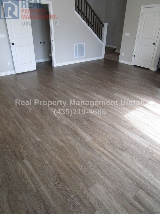 Building Photo - 3 bed 2.5 bath townhome in Fox Run