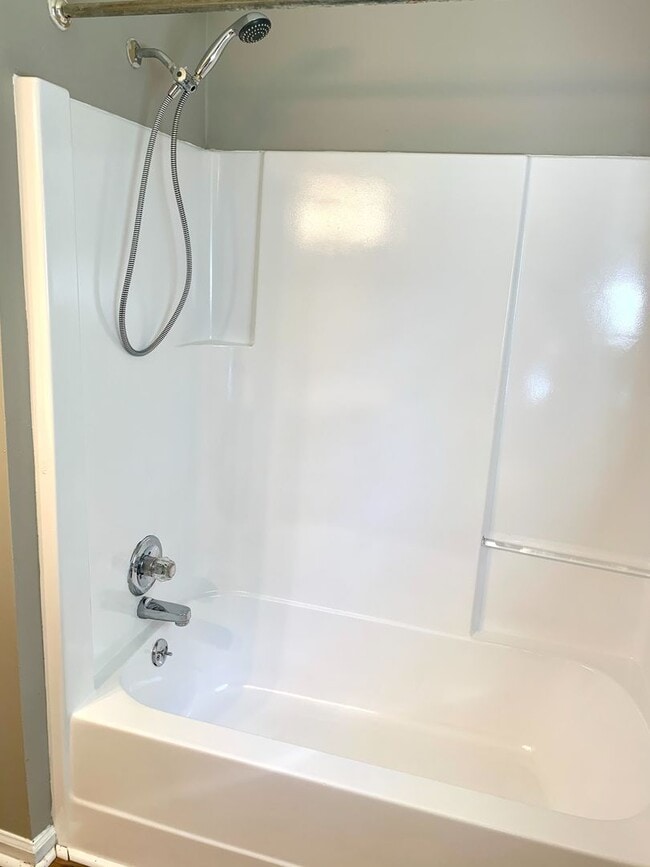 Building Photo - 2425 Pendleton Dr