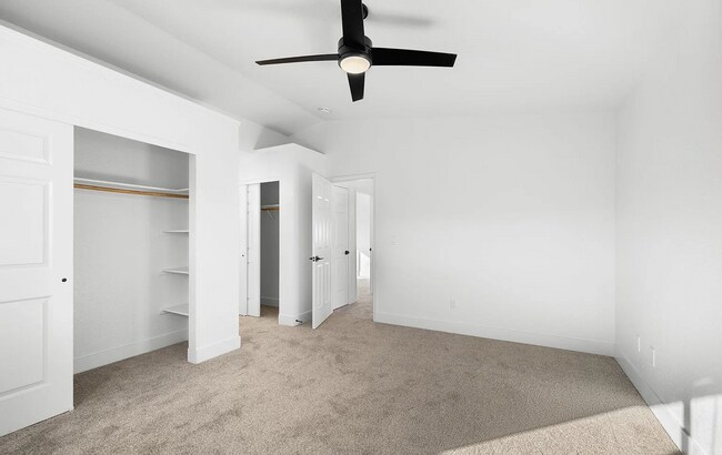 Building Photo - 3 Bed/2.5 Bath House w/ Yard Close to UNR