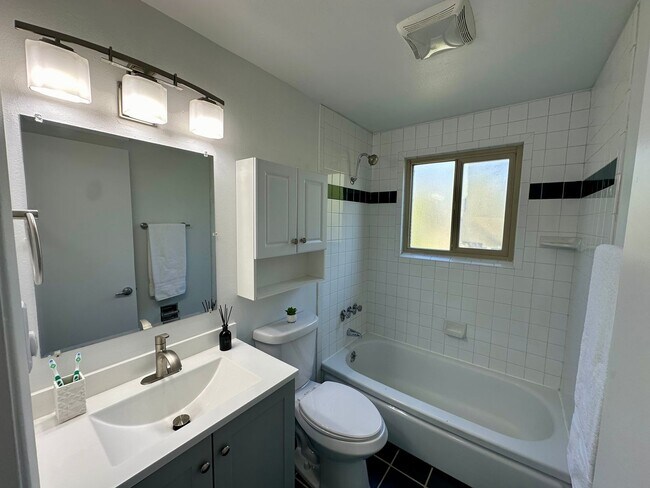Building Photo - Spacious 2-Bed with Washer/Dryer, Dishwash...