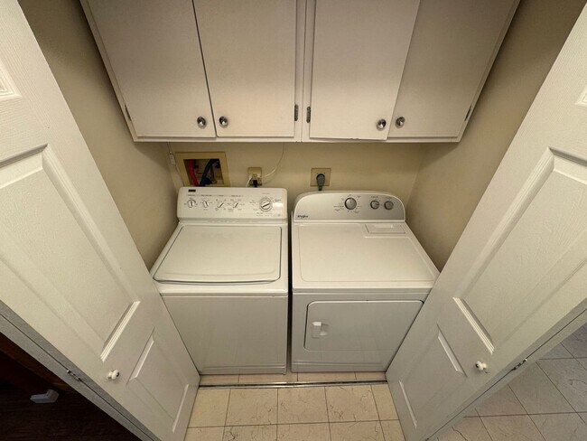 Building Photo - Bright And Spacious 2 Bed 1.5 Bath Condo W...