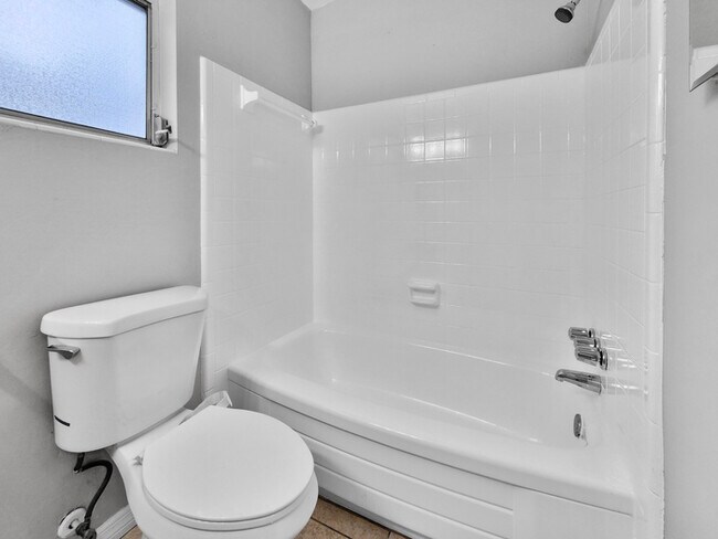 Building Photo - 3290 Hillsdale Ave