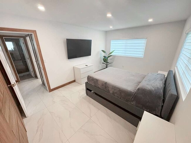 Building Photo - 2216 NW 4th Ave