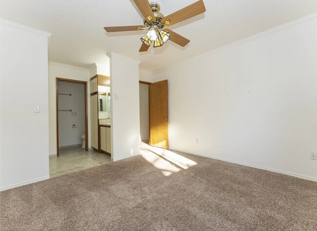 Building Photo - 2 bed, 2 bath rental condo in Lake Oswego ...