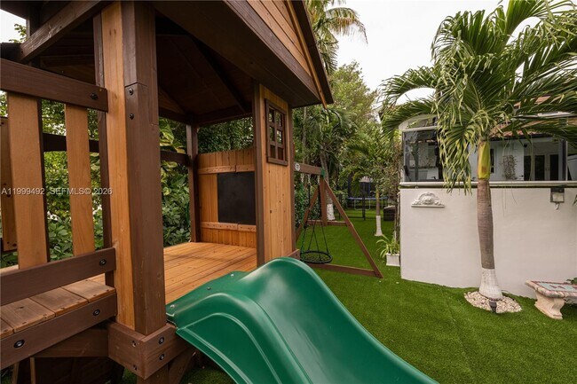 Building Photo - 7125 Los Pinos Blvd