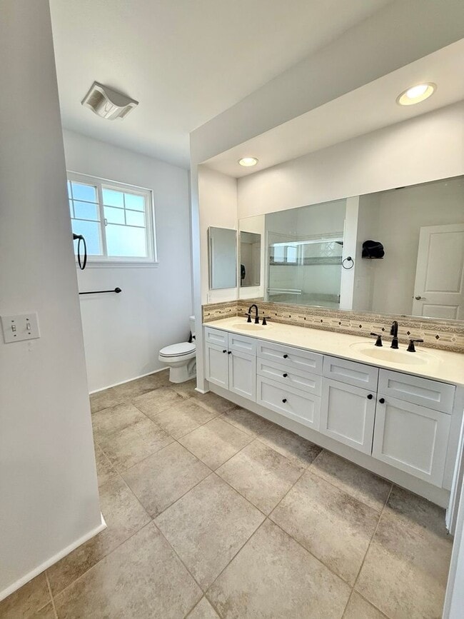 Building Photo - Beautiful 4-Bedroom, 3-Bath Former Model H...