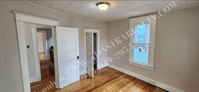 Building Photo - Large 2-story 4 Bed 1.5 Bath Home in Leave...