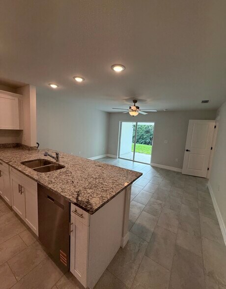 Building Photo - 6039 Latimer Ave