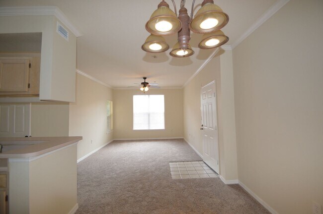 Building Photo - 1 bed/1 bath with Den in CARROLLWOOD AREA:...