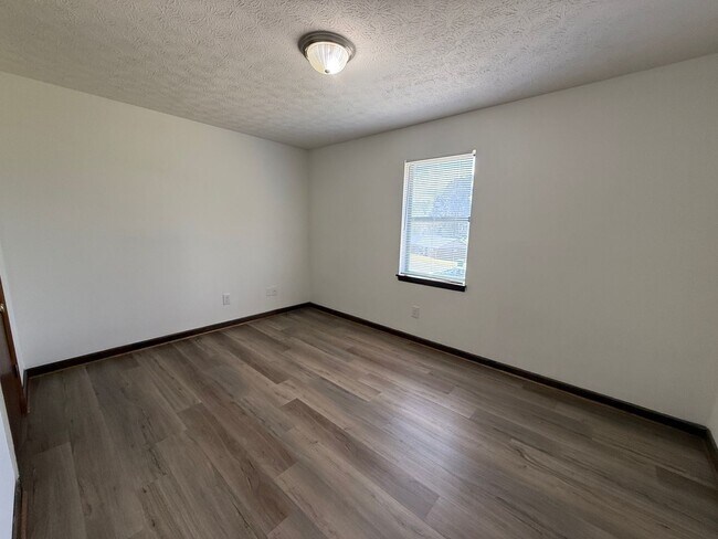 Building Photo - 113/115 Michele Dr