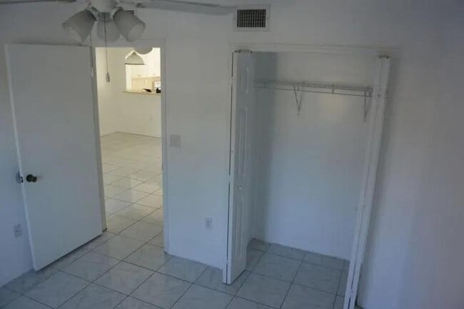 Building Photo - 925 NE 34th Ave