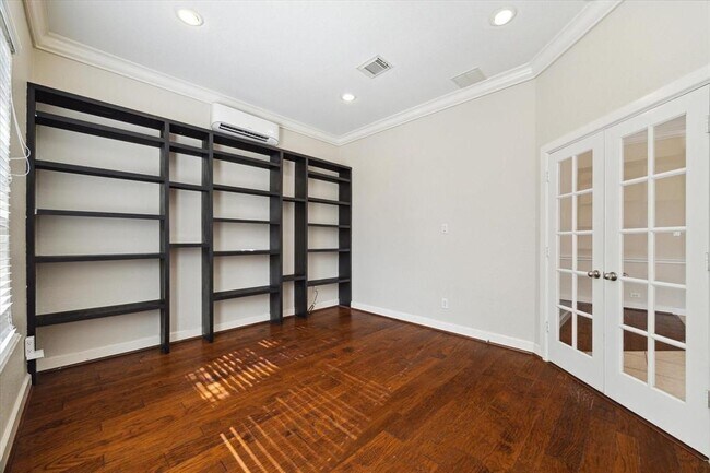 Building Photo - 910 Floriencia St