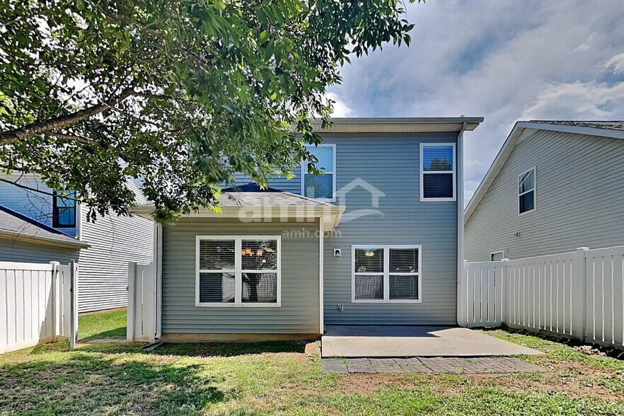 Building Photo - 1504 Beaconcrest Cir