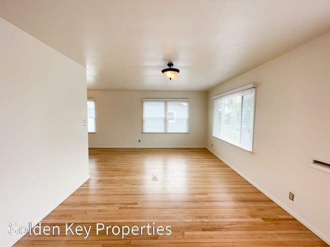 Building Photo - Charming single level home in South Oceans...