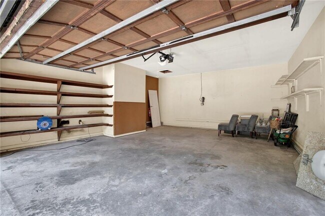 Building Photo - 3270 Brookview Dr